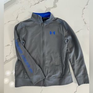 Youth Under Armour full zip up top size small, dark gray with blue lettering.